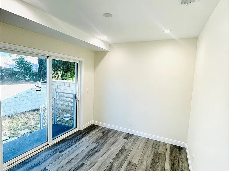 9318 Encino Ave — Photo 9