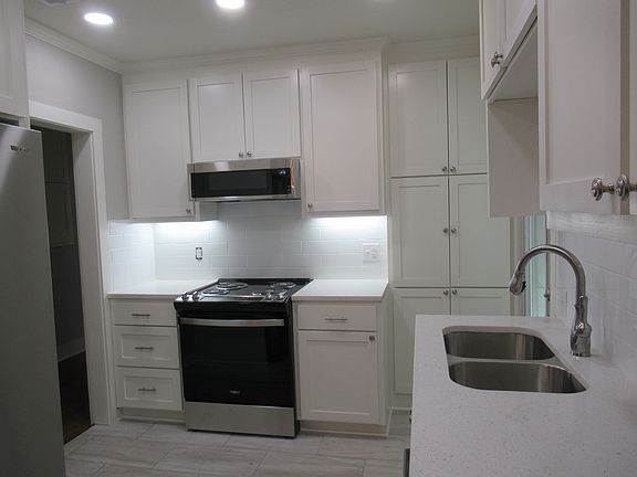 3rd image of 831 Columbia St