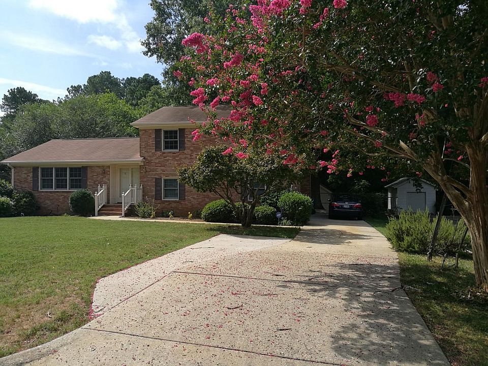 Driveway with parking for up to 4 cars