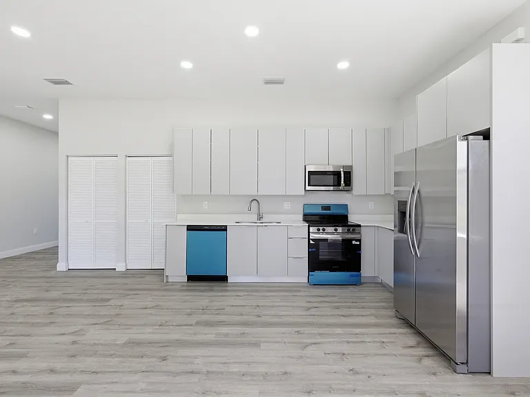 825 Carbon St E — Photo 22