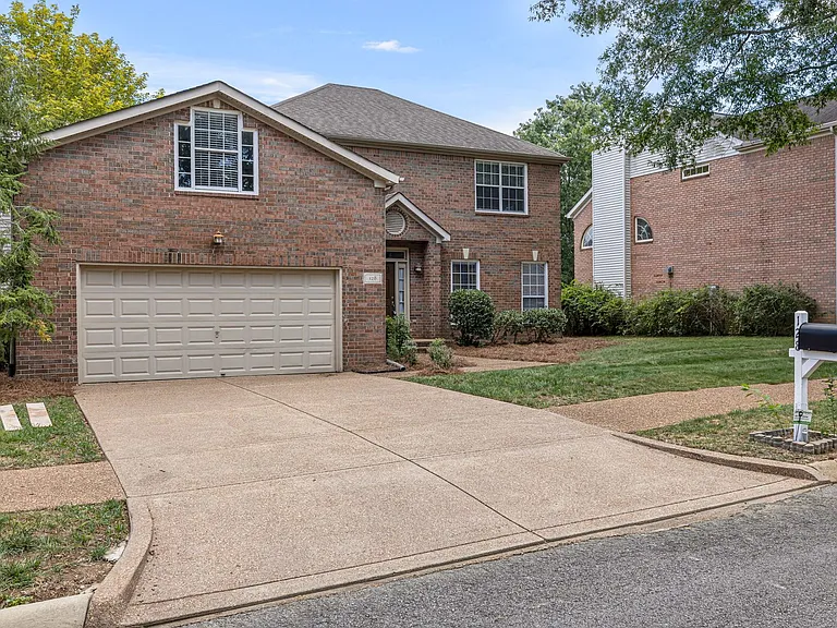 128 Clarendon Cir — Photo 3