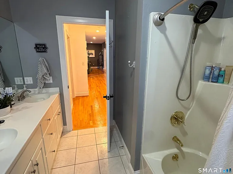 556 Hill St — Photo 9