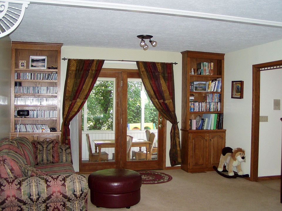 Living Room w/Built-ins