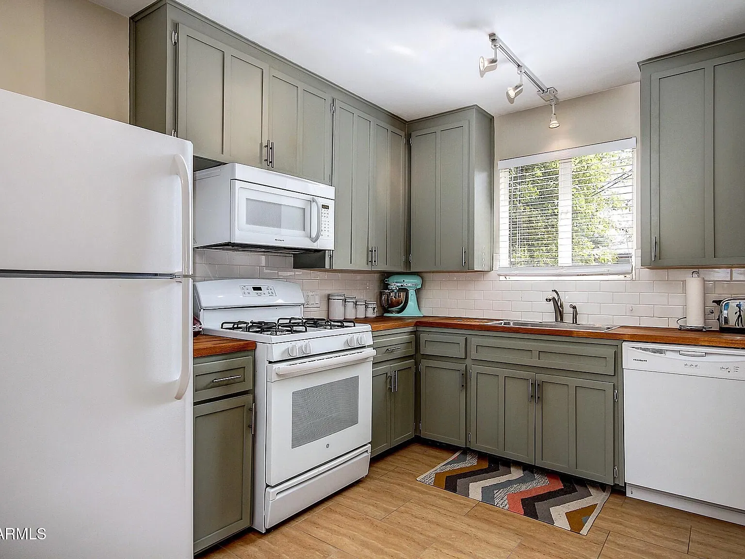 3 bed, 2.0 bath, 1286 sqft, $2,400 — Photo 4