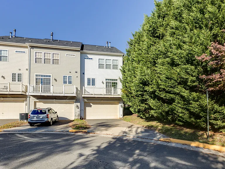 4647 Carisbrooke Ln — Photo 8