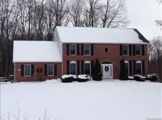 5255 Queensway Dr, Howell, MI 48843