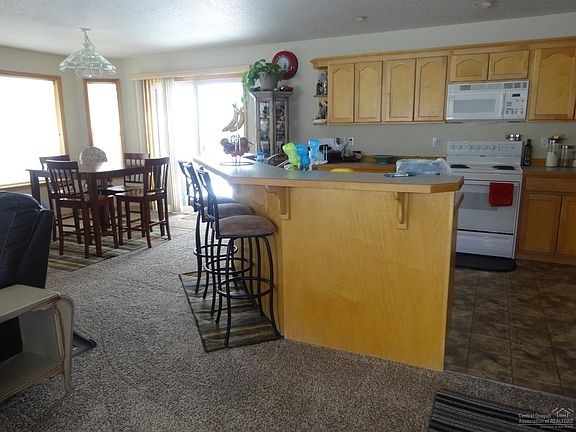 4th image of 980 NE Sunrise St