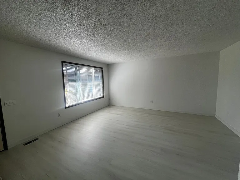 Adorable 2 Bedroom in Lynden! — Photo 6
