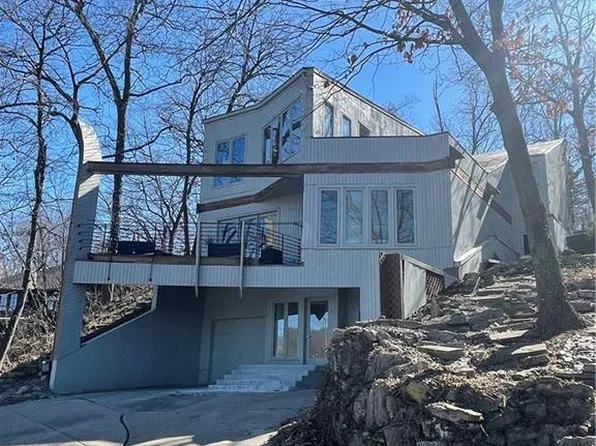 125 Lakeshore Dr S, Lenexa, KS 66217