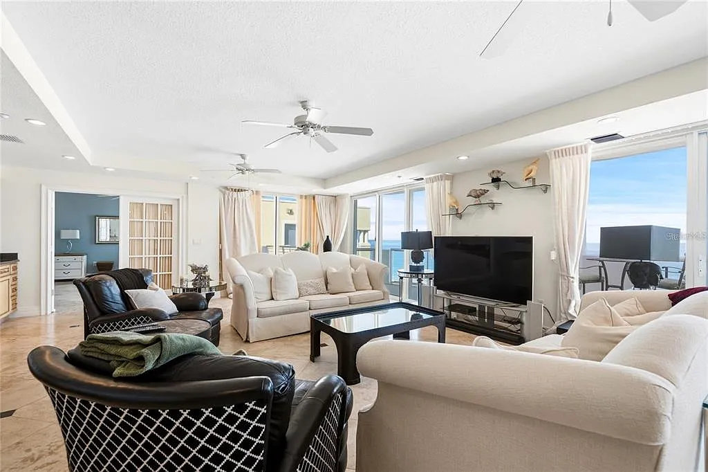 4 bed, 4.5 bath, 4656 sqft, $12,000 — Photo 4