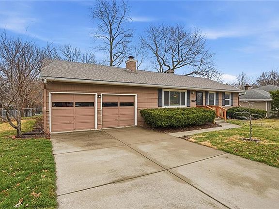 5th image of 4847 NE Chouteau Dr