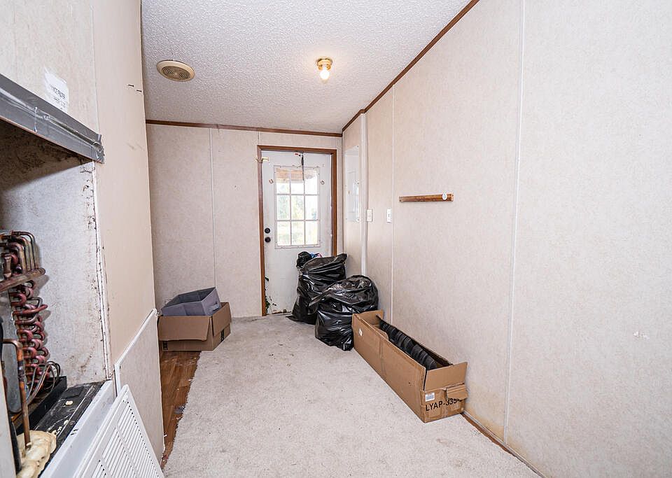 19th image of 200 Laura Ln