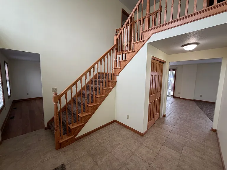1114 W Depoy Dr — Photo 2