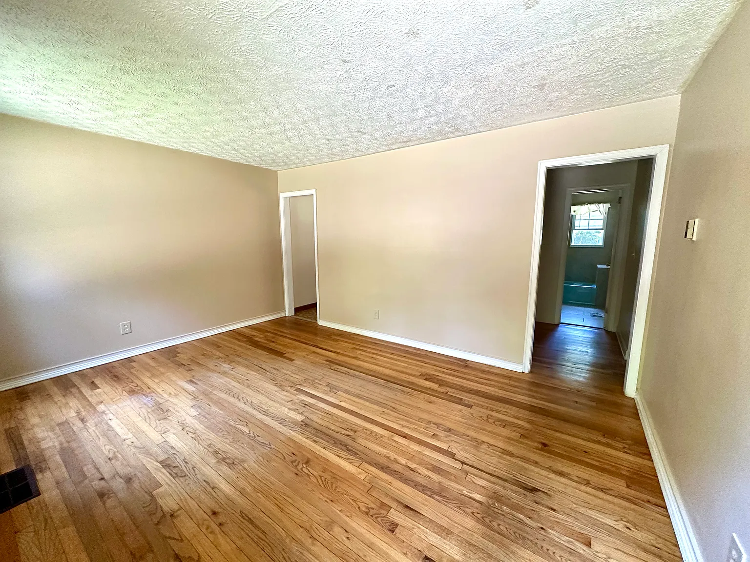 2 bed, 850 sqft, $1,300 — Photo 2