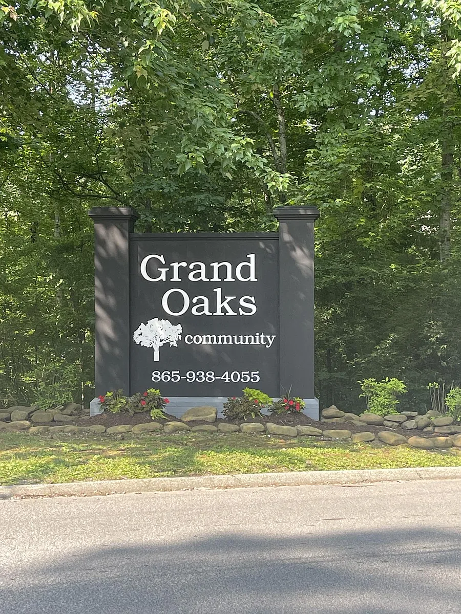 Building Photo - Grand Oaks