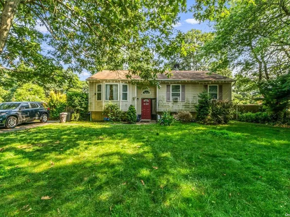 215 Connecticut Avenue, Bay Shore, NY 11706