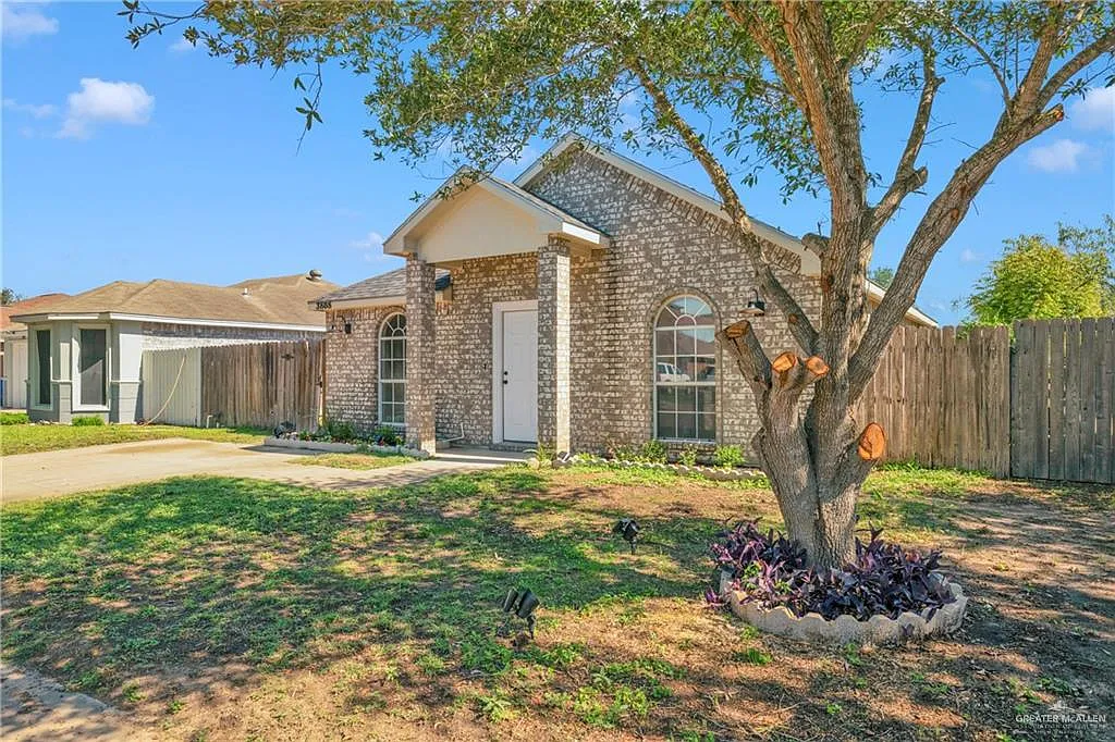 3 bed, 2.0 bath, 1189 sqft, $1,400 — Photo 1