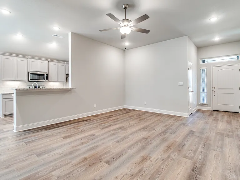 2806 Clover Dr — Photo 6