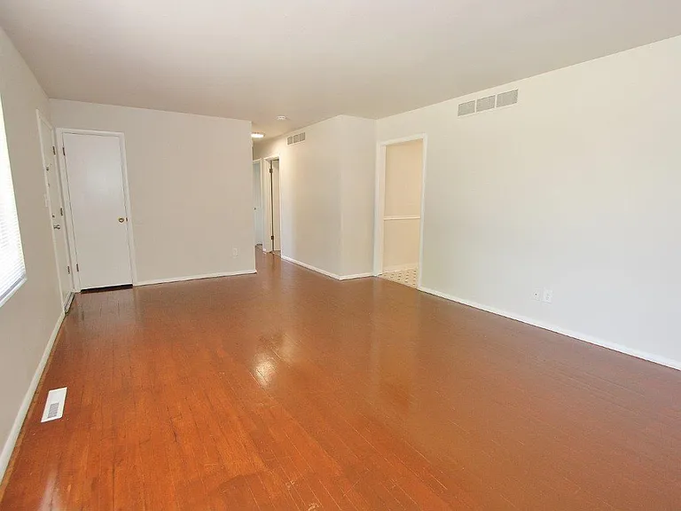 4011 W Greenbrier Dr — Photo 8