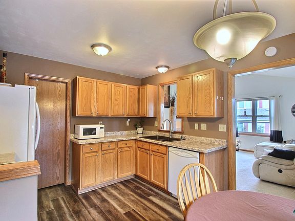 4th image of W199N11257 Rosewood Ct