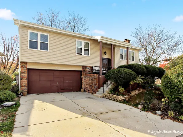 1073 Poplar Ct, Lake Zurich, IL 60047