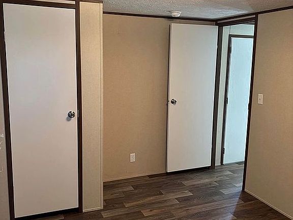 4th image of 260 N Stillwell Rd