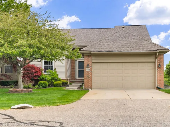 450 Berry Lake Dr, Walled Lake, MI 48390