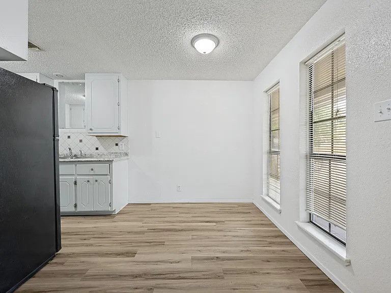 806 W Belden St — Photo 4