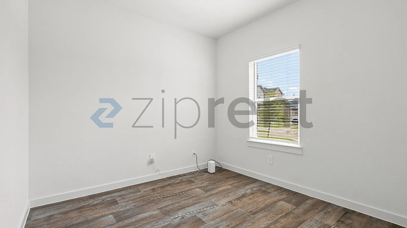 5 bed, 3.5 bath, 2500 sqft, $2,800 — Photo 4