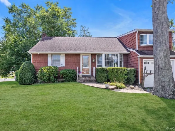 3902 Beechwood Place, Seaford, NY 11783
