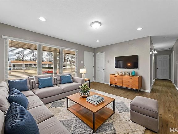 3rd image of 258 Palm Dr