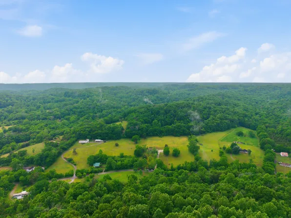 615 Rogues Fork Rd, Bethpage, TN 37022