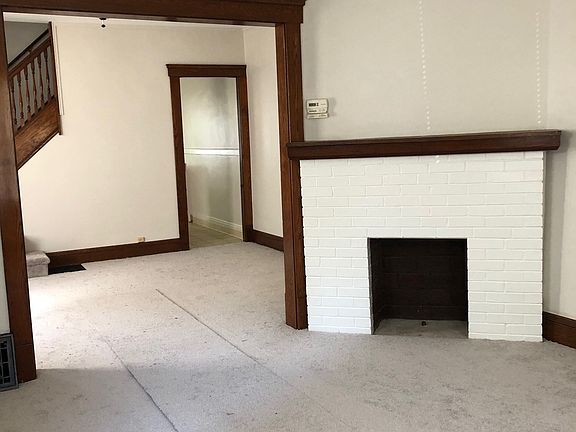 Living Room - non working fireplace