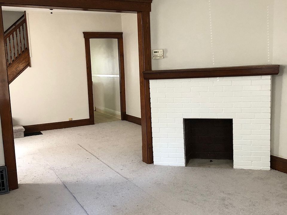 Living Room - non working fireplace