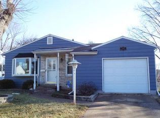 2511 Washington Ln, Davenport, IA 52804