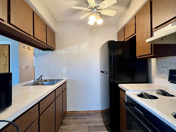 5th image of 1123 Express Dr APT 4