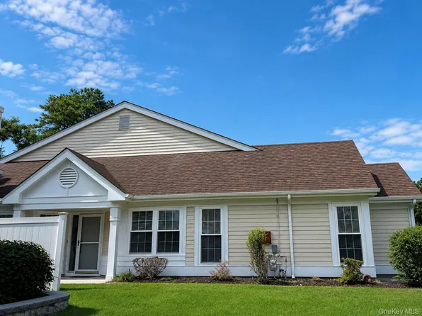 6 Oakdale Court, Ridge, NY 11961