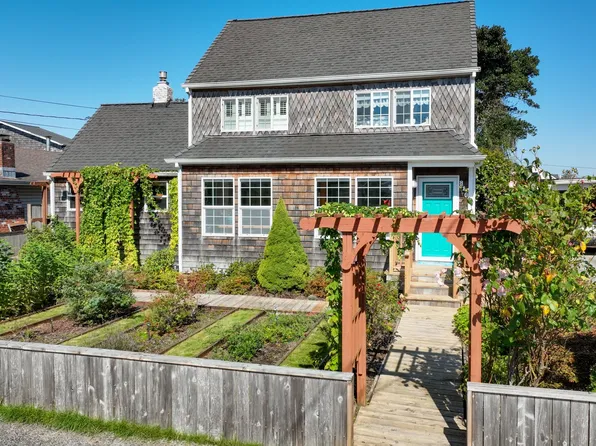 810 16th Ave, Seaside, OR 97138