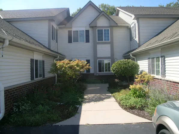 584 Pewaukee Rd, Pewaukee, WI 53072
