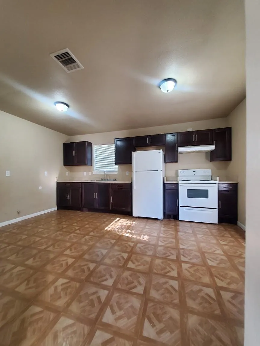 2 bed, 1.0 bath, 2040 sqft, $1,200 — Photo 2