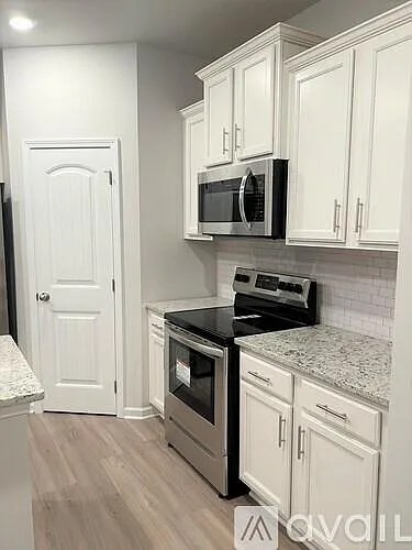 200 Turner Ln — Photo 5