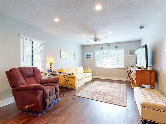 4th image of 1582 Redwood Ave