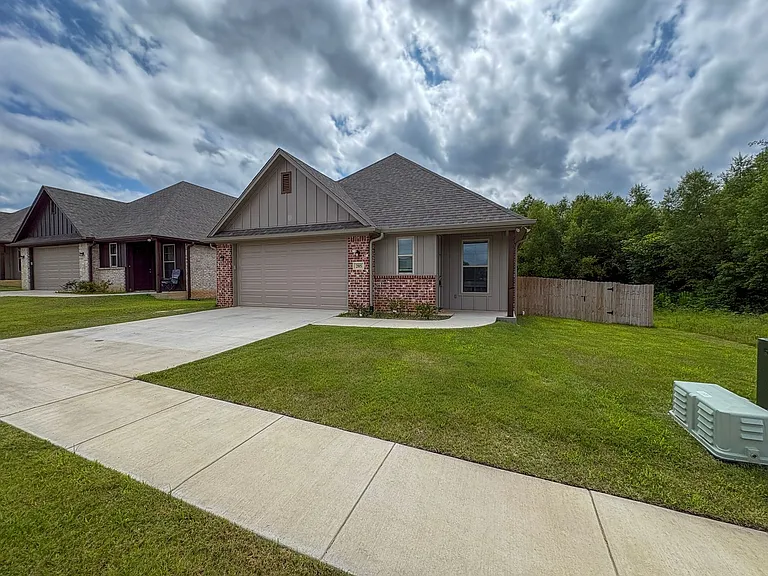 205 Lindsey Ln — Photo 3