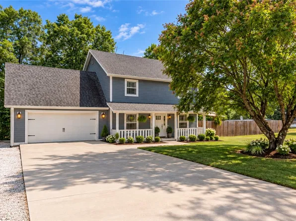8557 Manor Dr, Bentonville, AR 72712