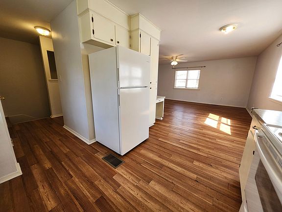 4th image of 900 W 16th St #900