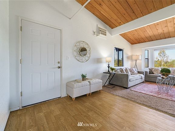 A welcoming entry foyer with airy vaulted ceiling. 