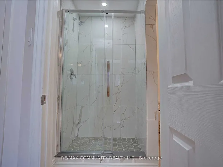 435 Maplewood Dr — Photo 5
