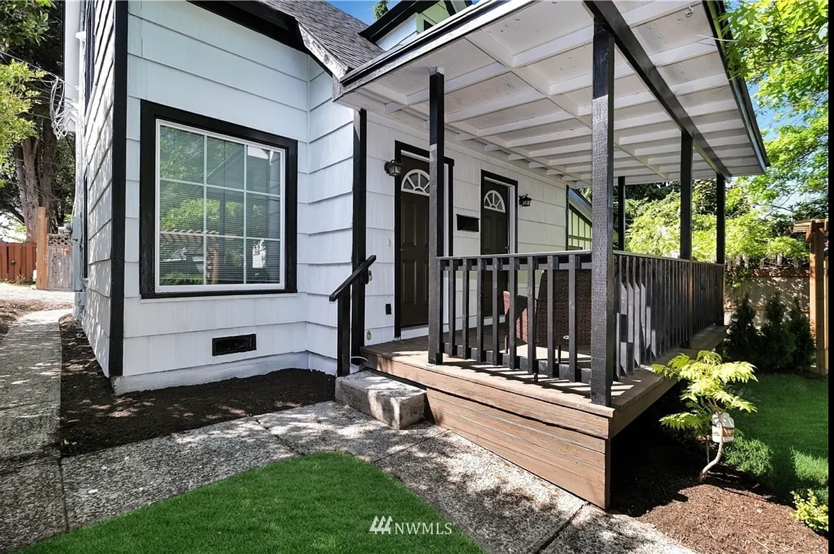 Charming home featuring a covered front porch, private entrance, and fresh exterior paint. Located on a quiet residential street with easy access to showing via ShowingTime. - 1511 N 10th St #A