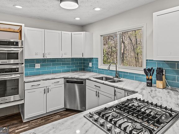 3rd image of 330 Winterberry Dr