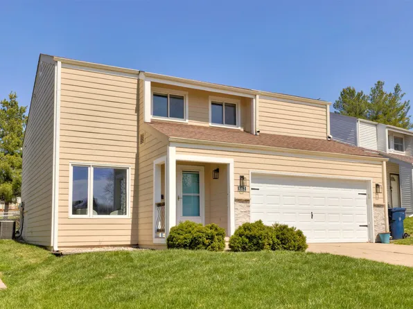 8003 N Walnut Creek Dr, Urbandale, IA 50322